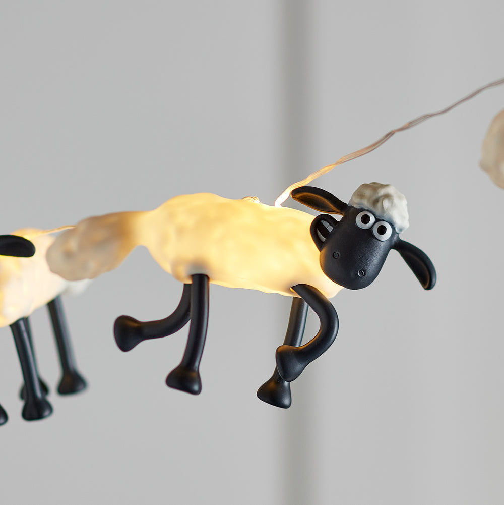 Nahaufnahme einer leuchtenden Shaun the Sheep Figur der Lichterkette mit schwarzem Kopf und weißen Augen