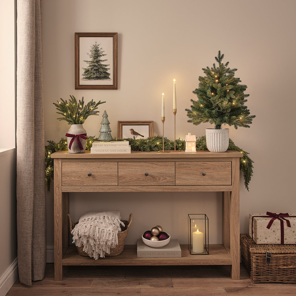 Weihnachtsgirlande mit warmweißen LEDs dekoriert auf Holzkommode mit Kerzen und Deko