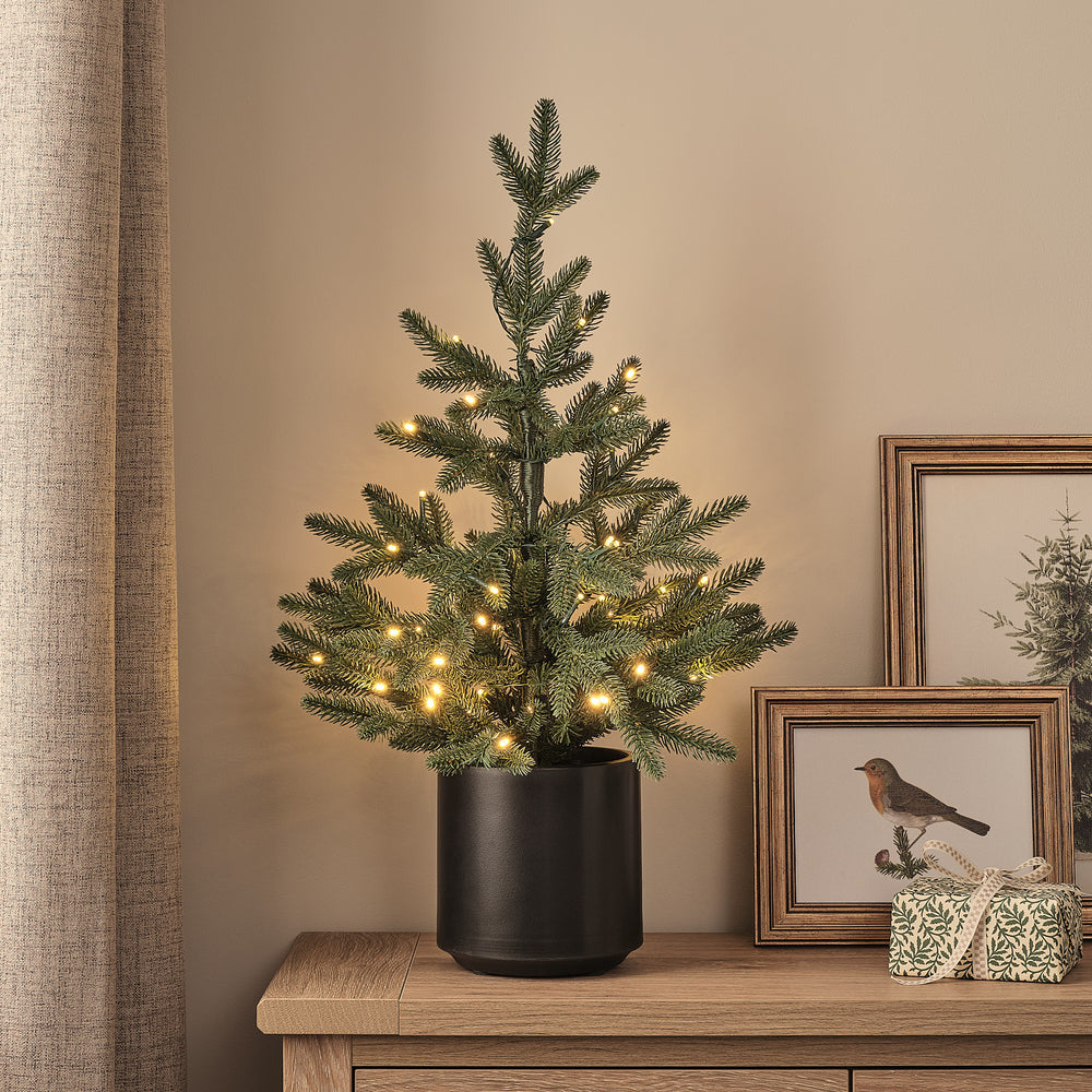 60cm künstlicher Fichten-Weihnachtsbaum im schwarzen Topf mit warmweißen LED-Lichtern beleuchtet