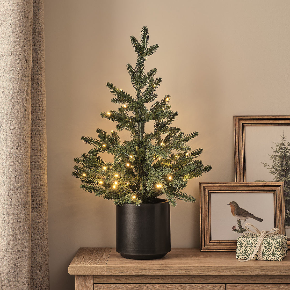 60cm künstlicher Fichten-Weihnachtsbaum im schwarzen Topf mit warmweißen LED-Lichtern beleuchtet