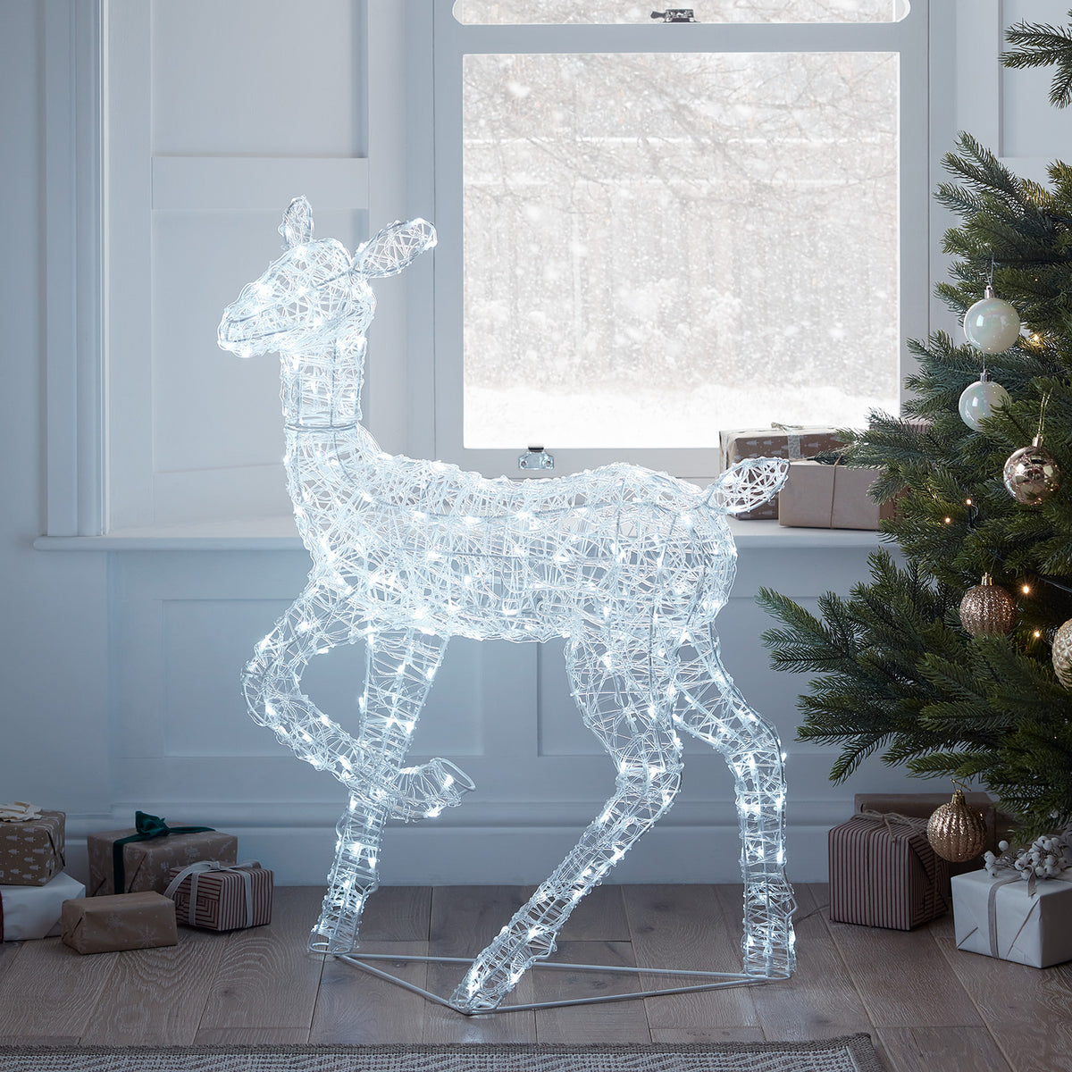 Leuchtende Acryl-Rentiere Hirschkuh und Rehkitz im Wohnzimmer vor Fenster mit Weihnachtsdeko