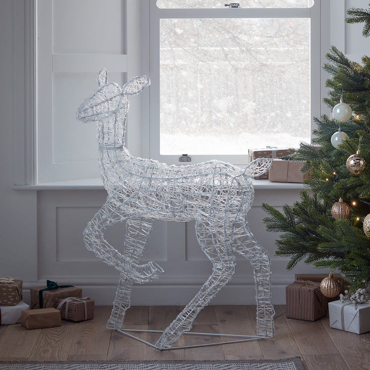 Leuchtende Acryl-Rentiere Hirschkuh und Rehkitz im Wohnzimmer vor Fenster mit Weihnachtsdeko