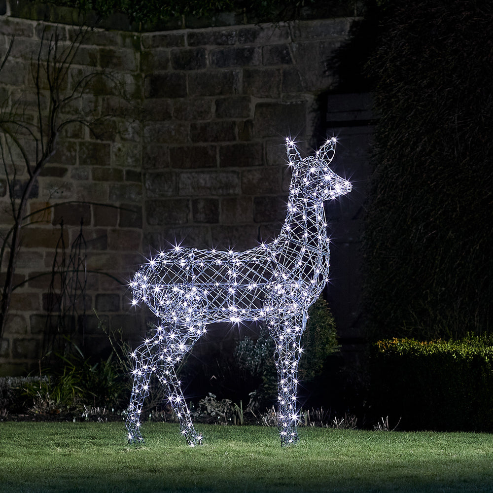 Solar-LED-Rentier Hirschkuh mit weißen LEDs beleuchtet im Garten bei Nacht