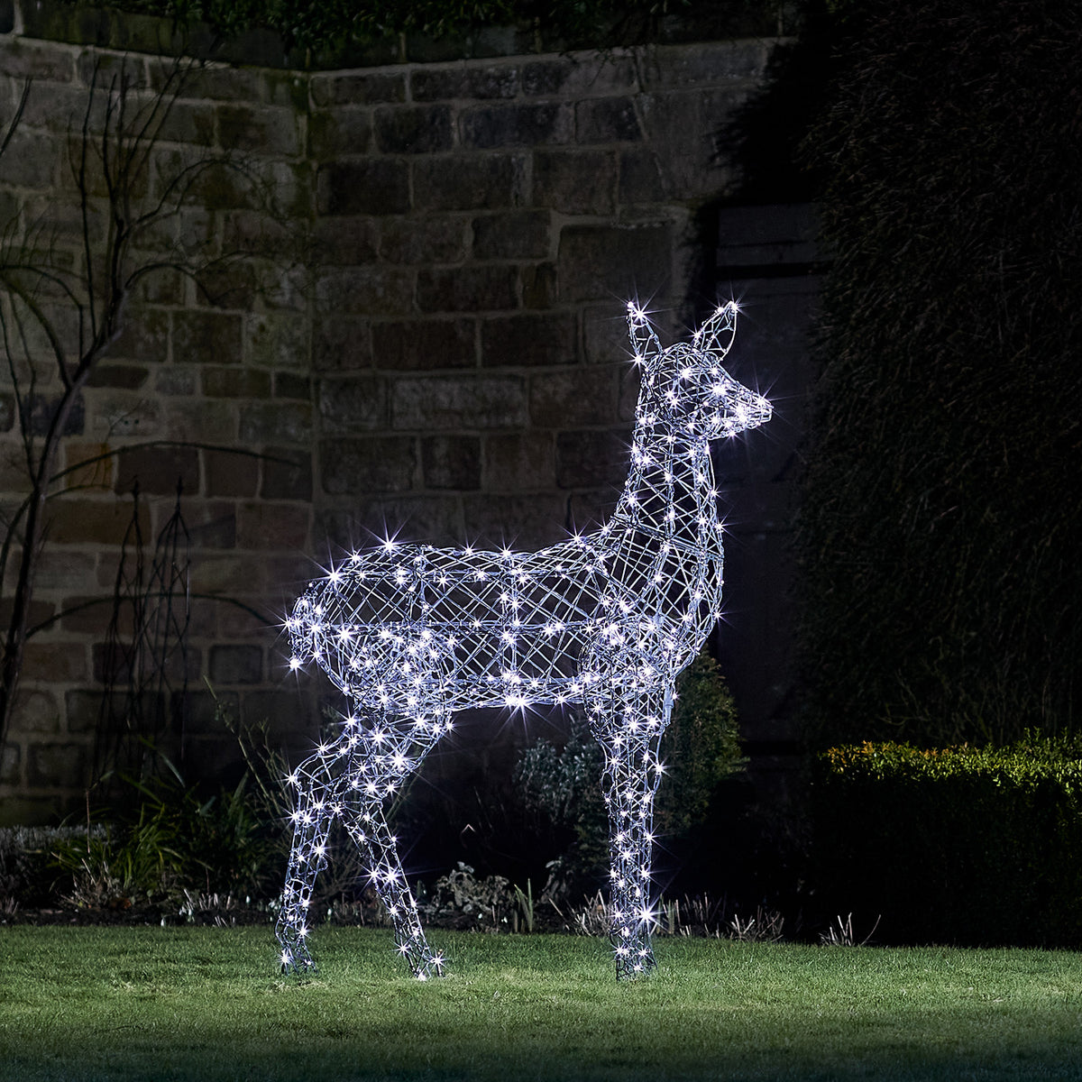 Solar-LED-Rentier Hirschkuh mit weißen LEDs beleuchtet im Garten bei Nacht