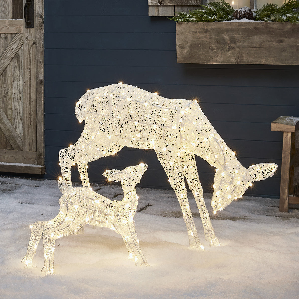 Weihnachtliche LED-Rentierfiguren Mutter und Kind aus weißen Baumwollfäden mit warmweißen Lichtern