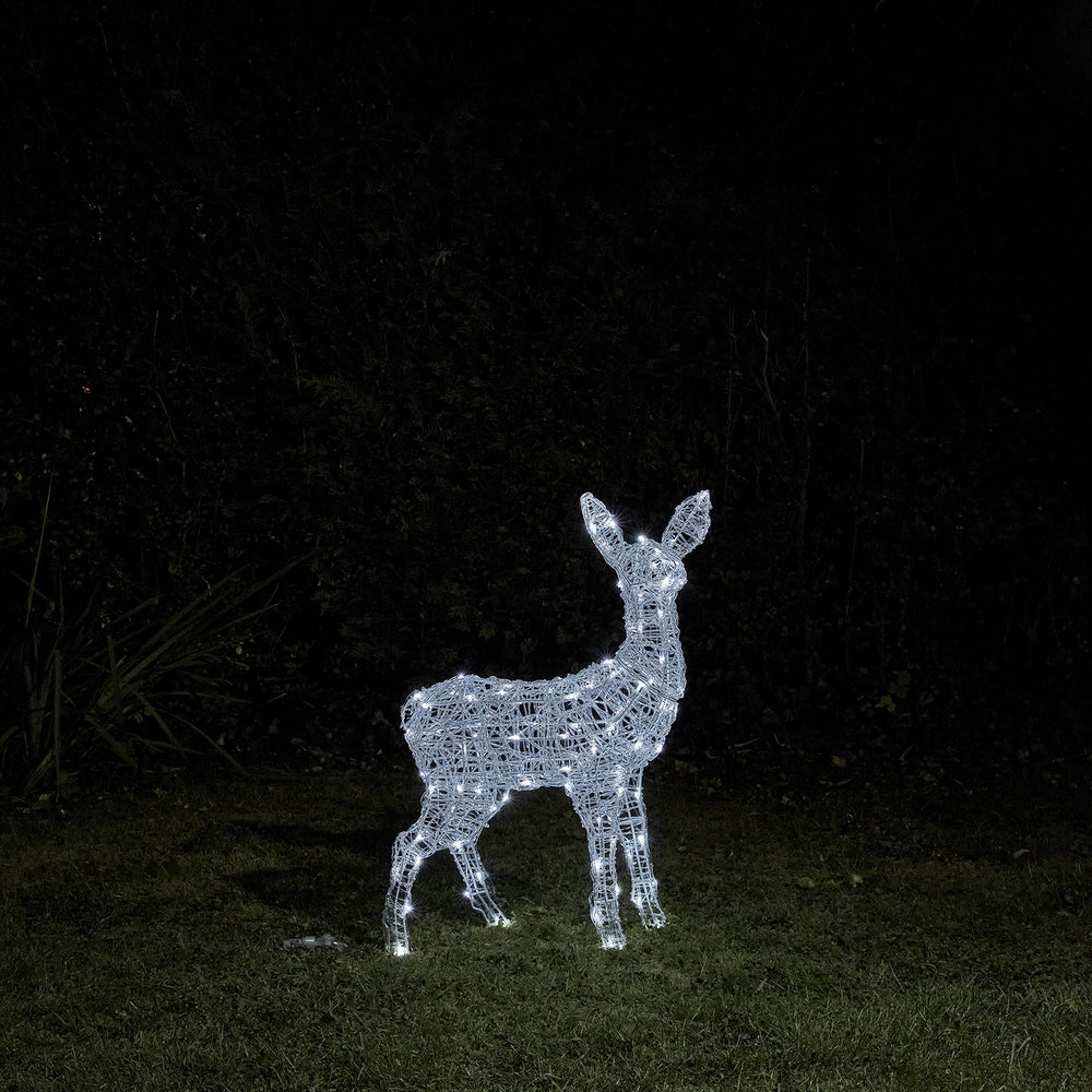 Bicolor LED Rentier Rehkitz mit weißen LEDs im Garten bei Nacht
