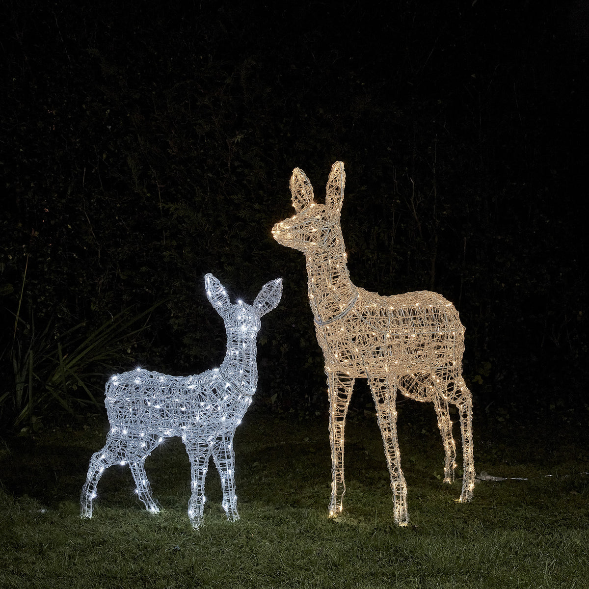 Bicolor LED-Rentiere Mutter und Kind mit gemischten warmweiß und kaltweiß LEDs im Garten bei Nacht