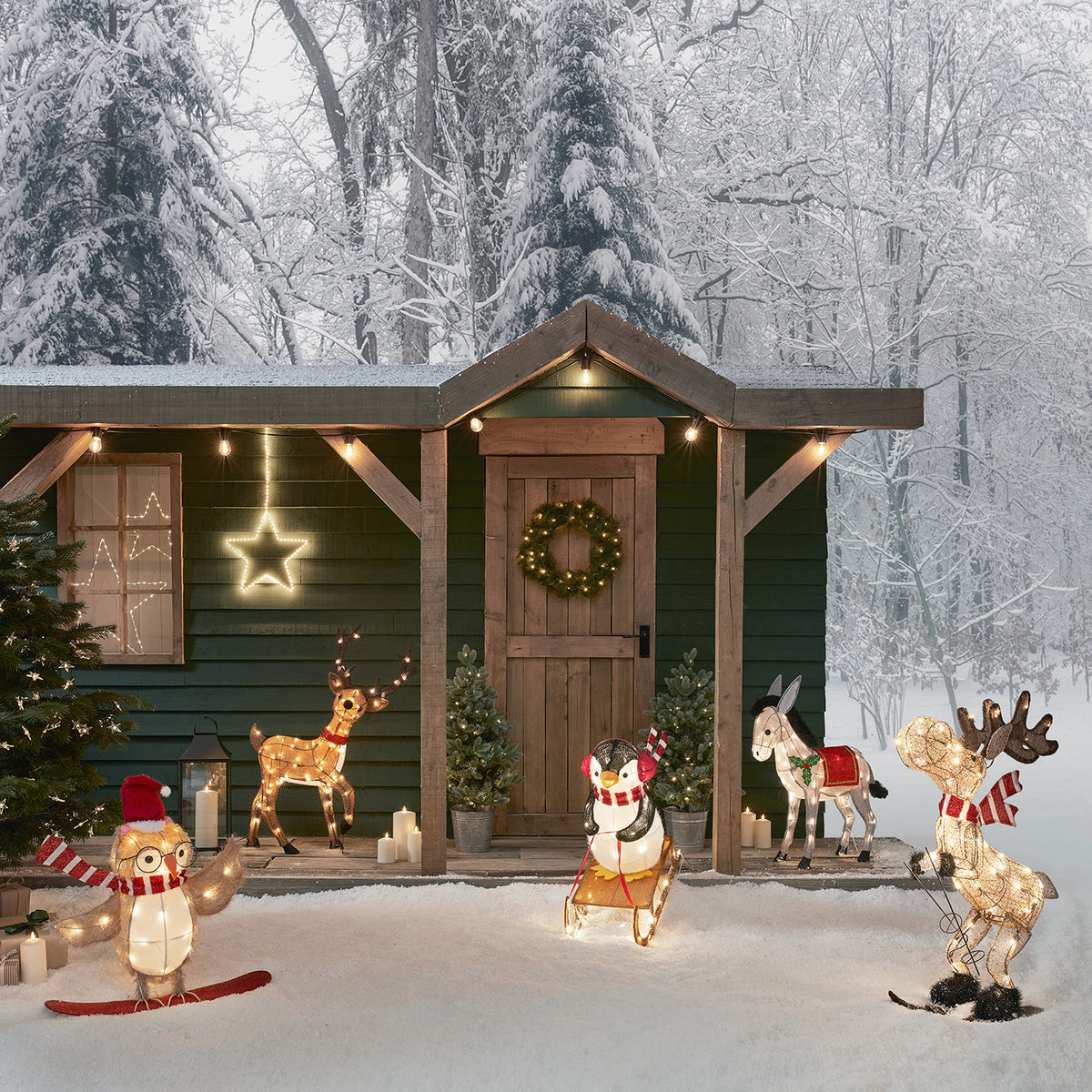 Weihnachtliche Gartendekoration mit beleuchtetem LED-Rentier, Pinguin und Esel im Schnee