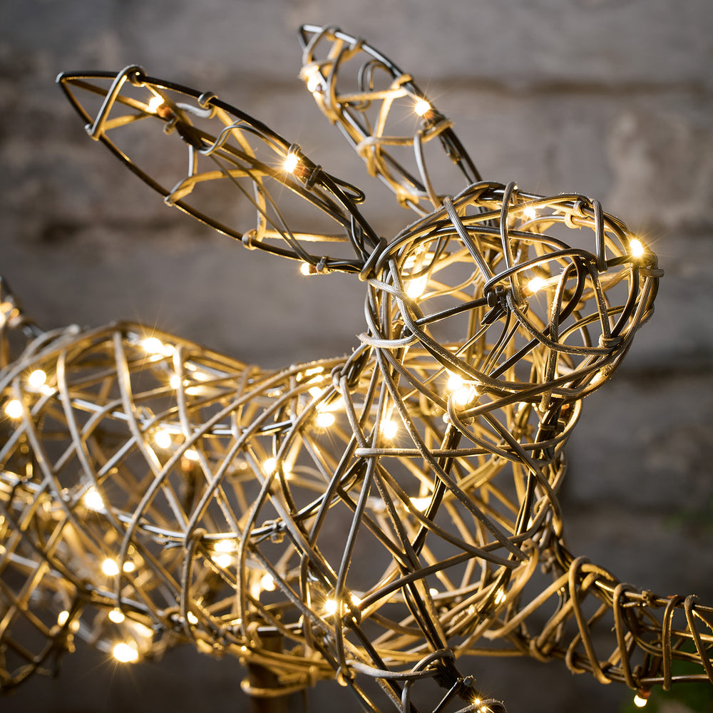Nahaufnahme des Hasenkopfes aus Rattanimitat mit warmweißen LEDs beleuchtet