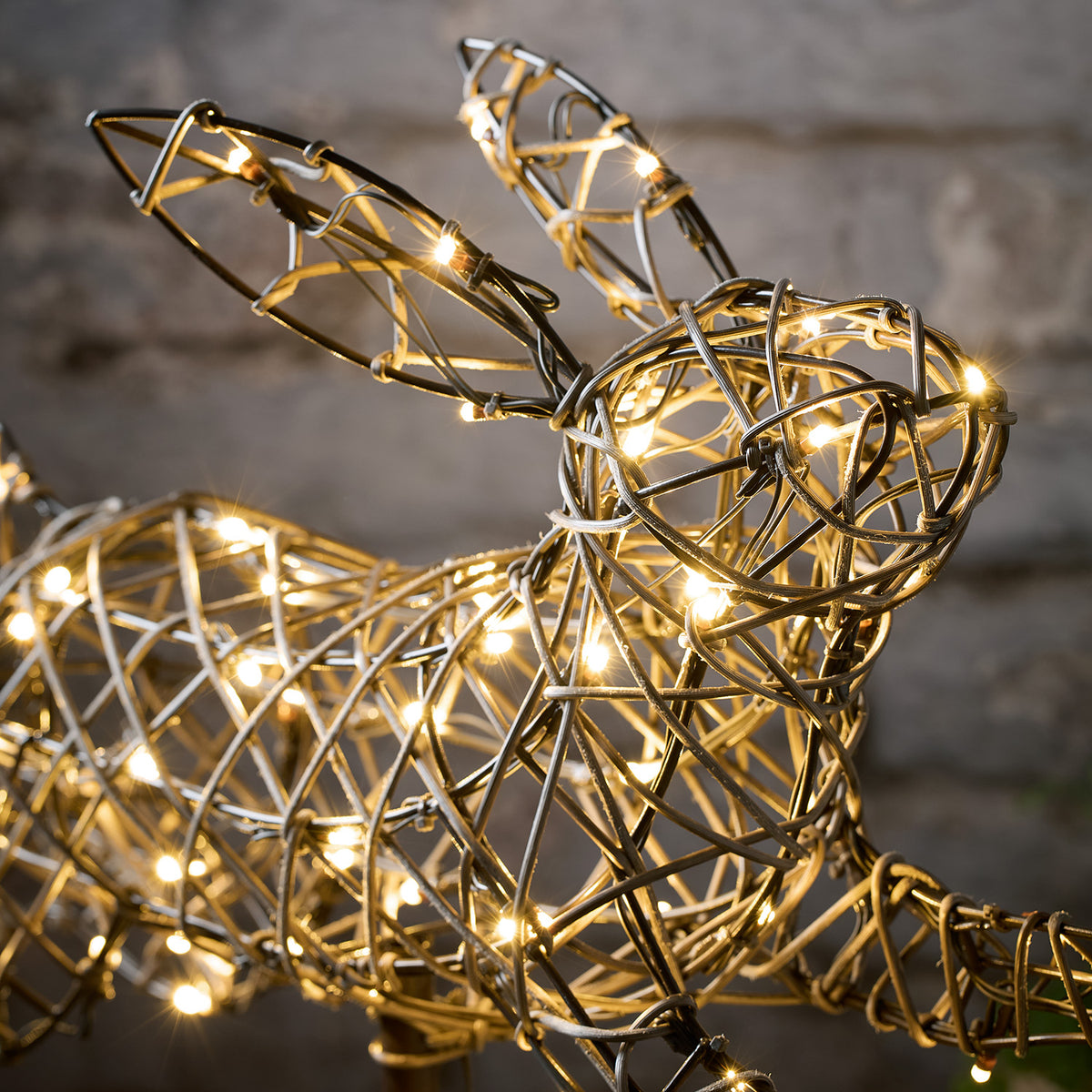 Nahaufnahme des Hasenkopfes aus Rattanimitat mit warmweißen LEDs beleuchtet