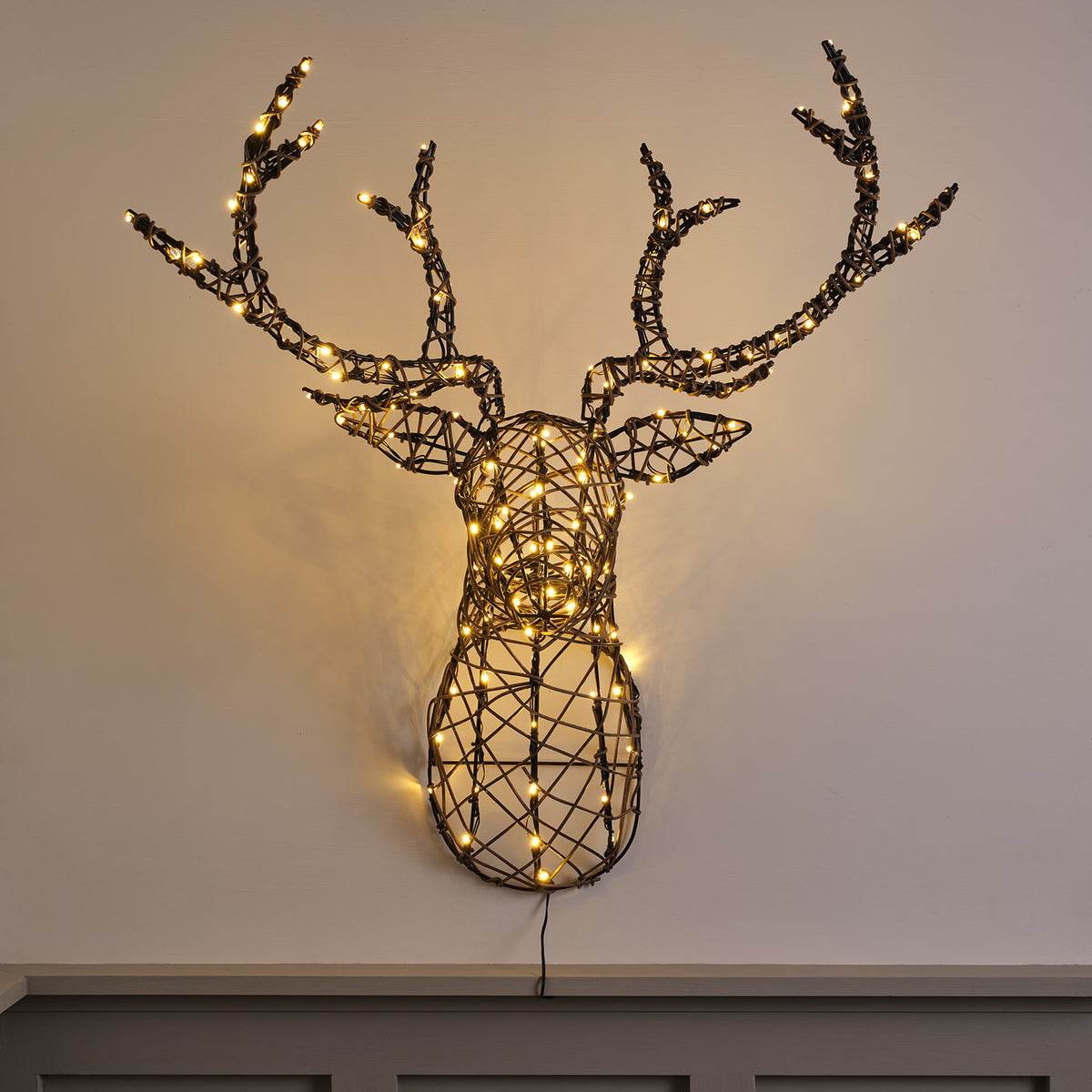 Studley LED Hirschgeweih mit warmweißen LEDs an weißer Wand, frontal aufgenommen