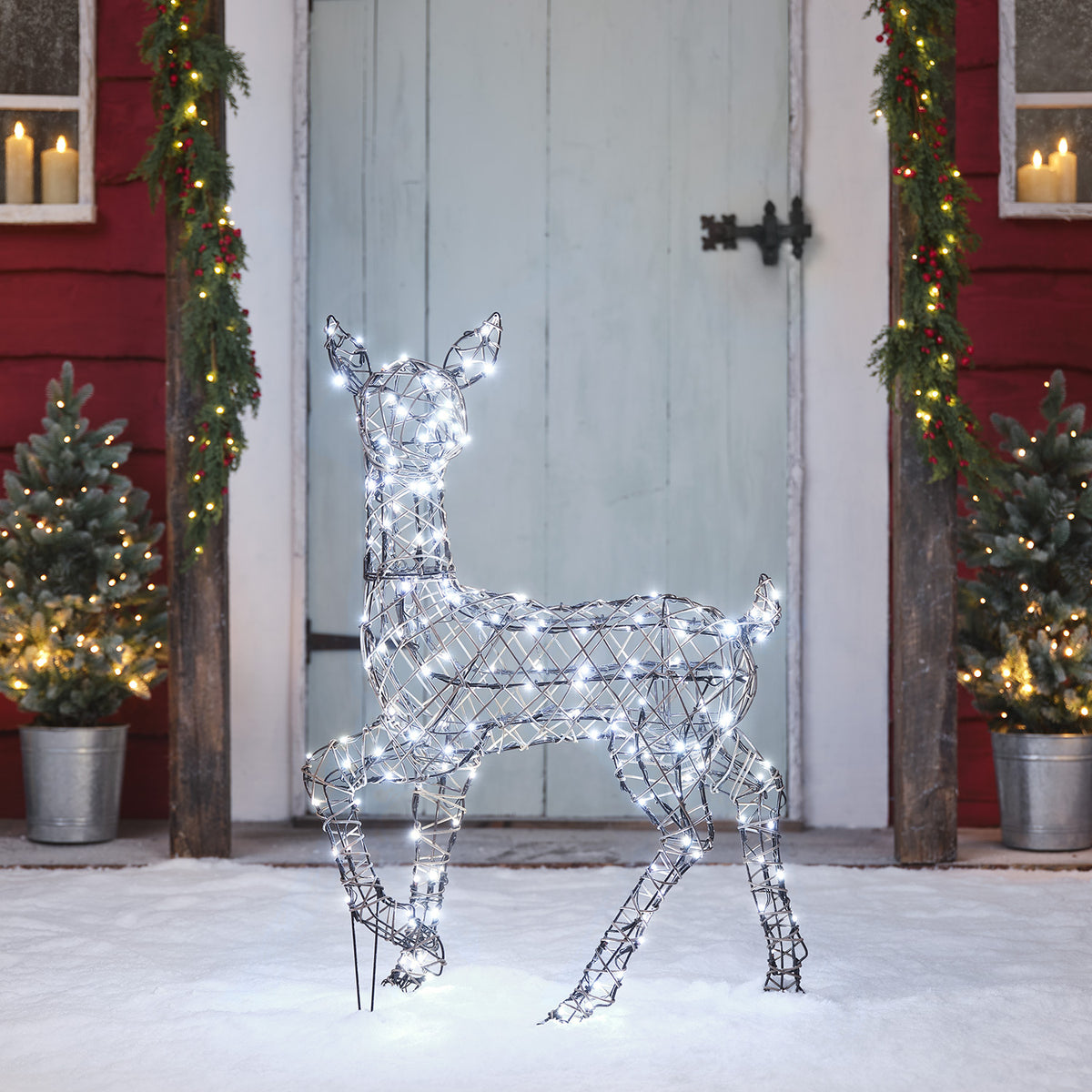 LED-Rentier mit kaltweißen Lichtern aus Metallrahmen und Kunst-Rattan im Schnee