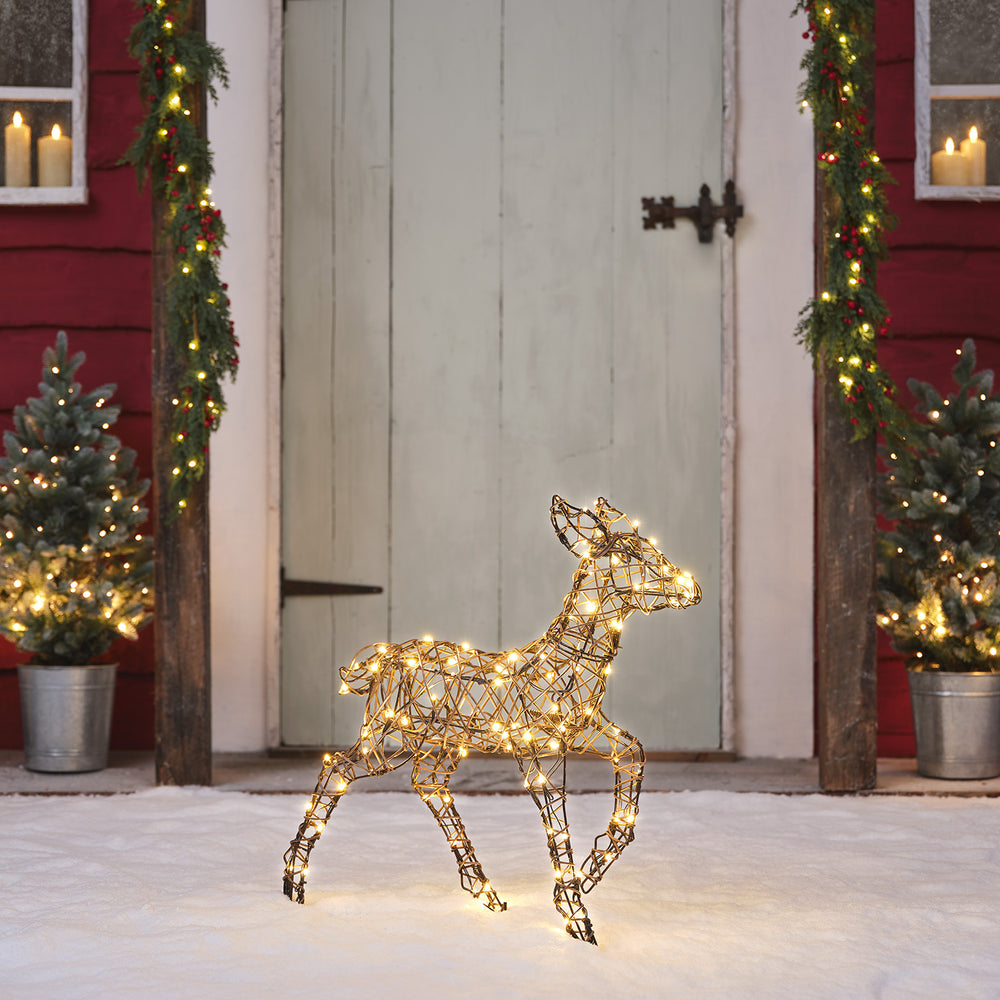 Solar-LED-Rentier Kitz Studley mit warmweißen Lichtern vor Haustür mit Weihnachtsdeko