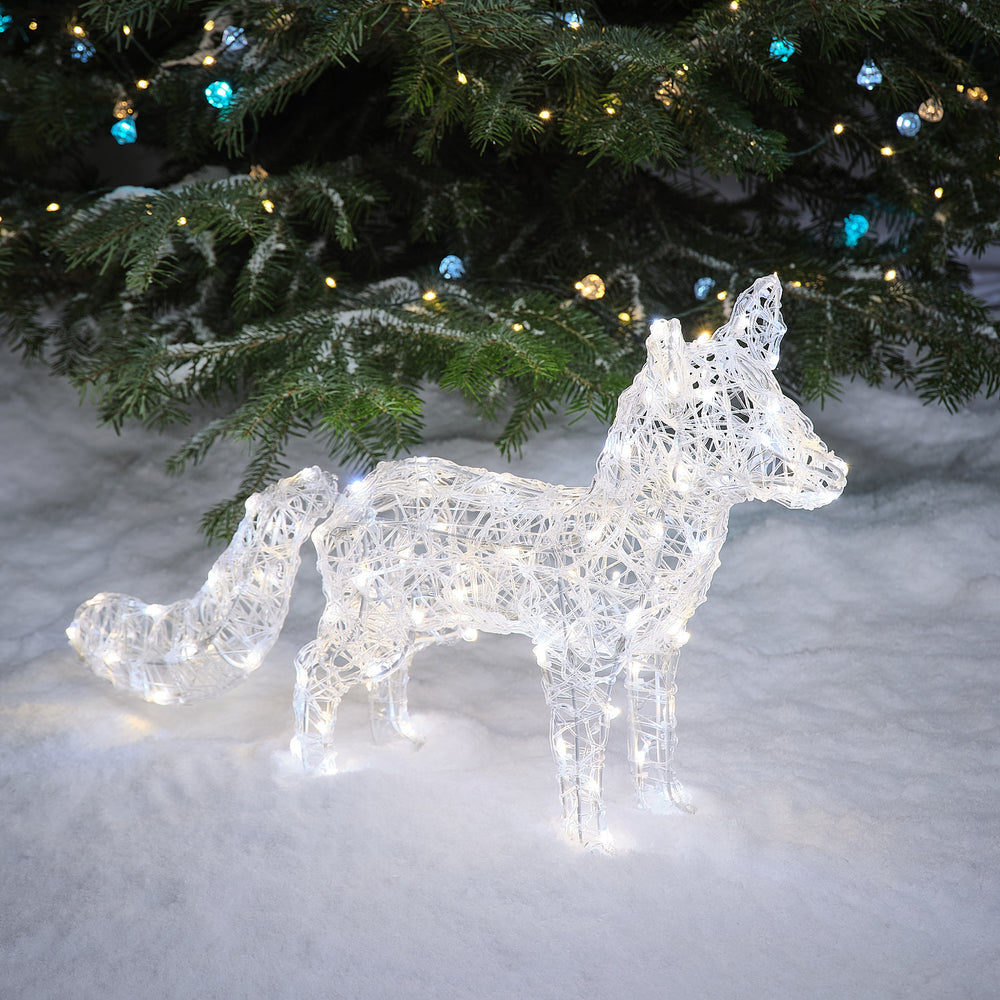 LED Acryl Polarfuchs mit weißem Licht im Schnee vor einem Tannenbaum