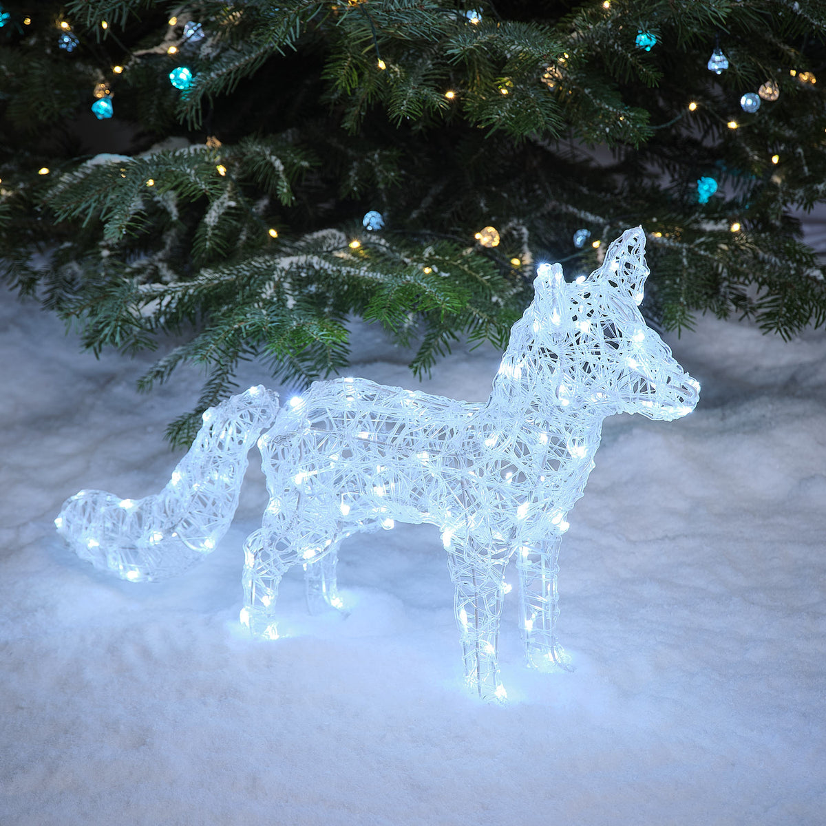 LED Acryl Polarfuchs mit kaltem Weißlicht im Schnee vor Tannenzweigen