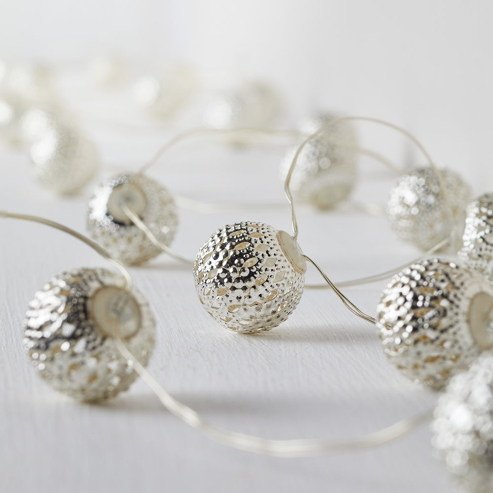 Micro Lichterkette mit 20 silbernen Metallkugeln im marokkanischen Stil auf weißem Hintergrund