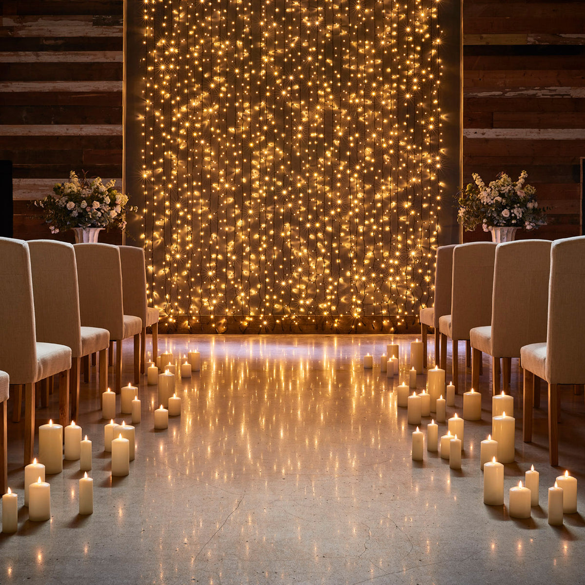 Viele TruGlow LED Kerzen auf Boden und Fensterbank in festlich beleuchtetem Raum