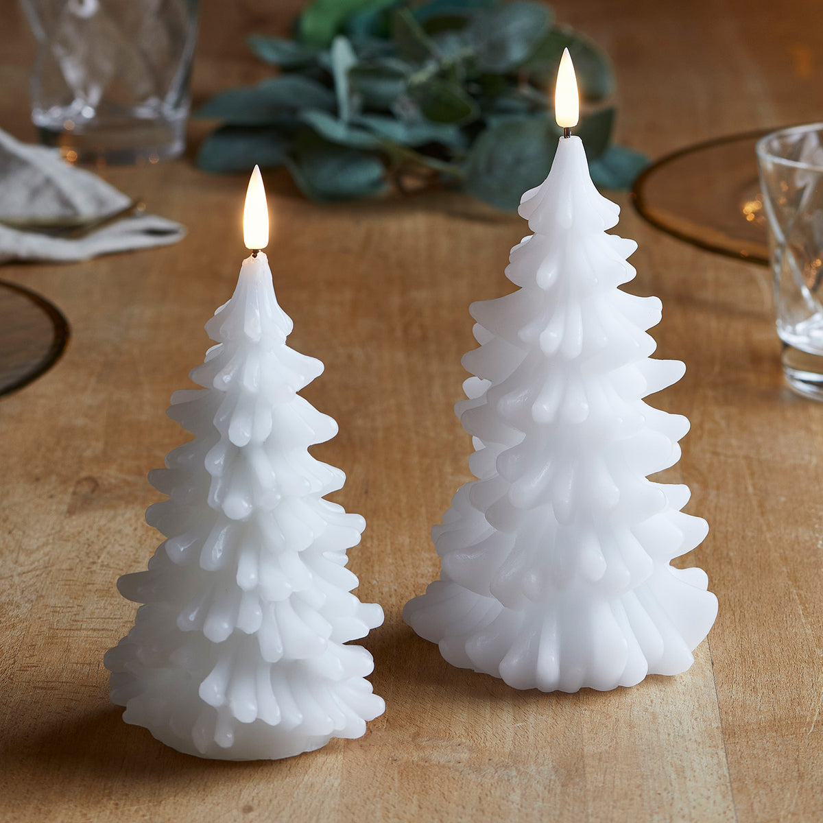 Zwei weiße LED-Kerzen Weihnachtsbaum mit warmweißem Licht auf Holztisch ohne Fernbedienung