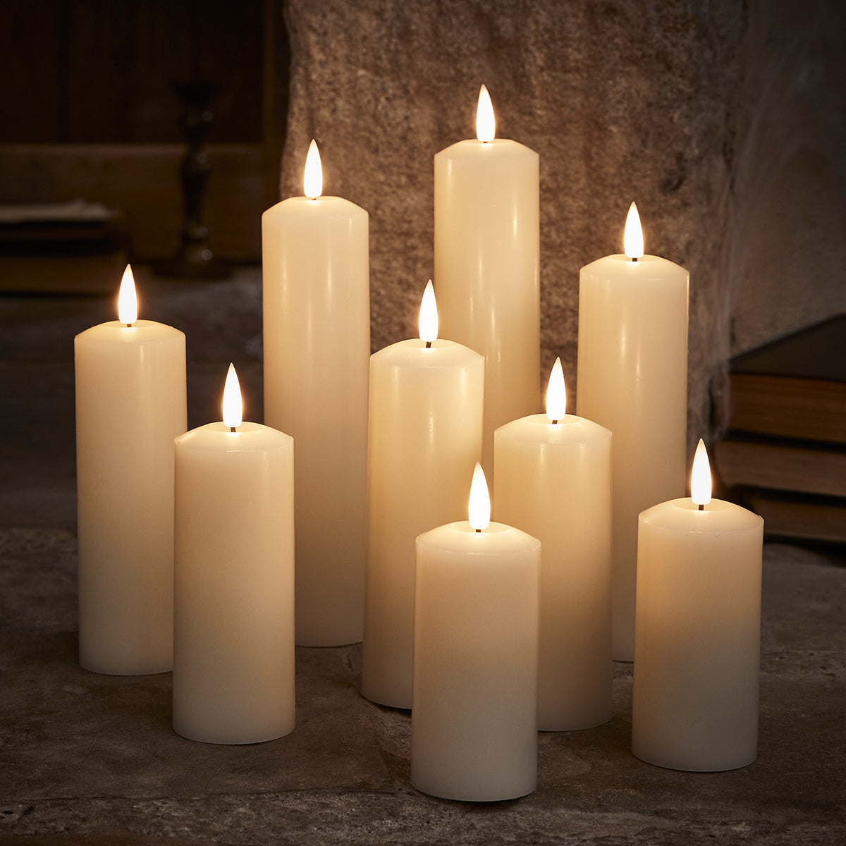 Neun weiße LED Echtwachskerzen in verschiedenen Höhen mit warmem Flammeneffekt
