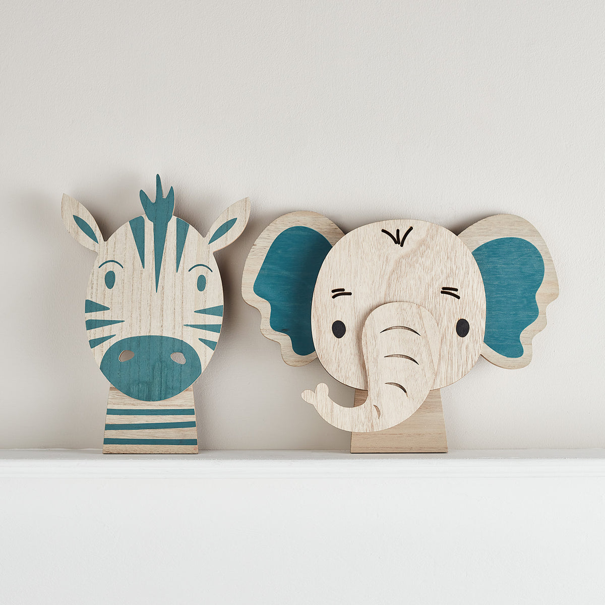Kinderzimmer-Wandlampen Zebra und Elefant aus Holz ohne Beleuchtung vor weißer Wand