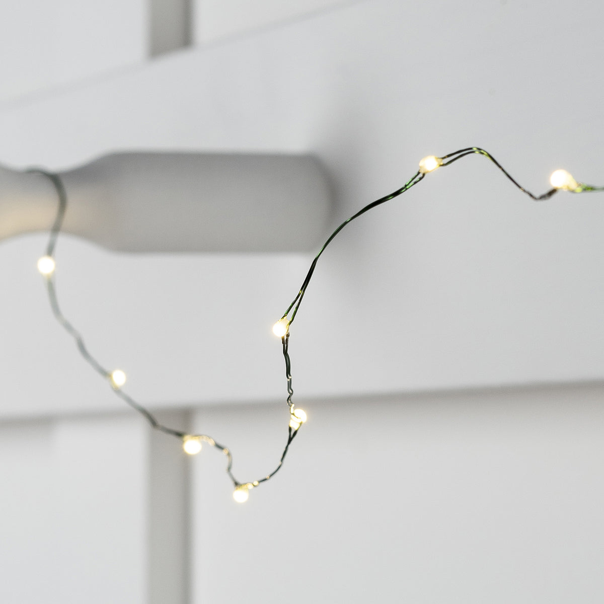 Nahaufnahme der warmweißen Micro Lichterkette mit kleinen LED-Lampen