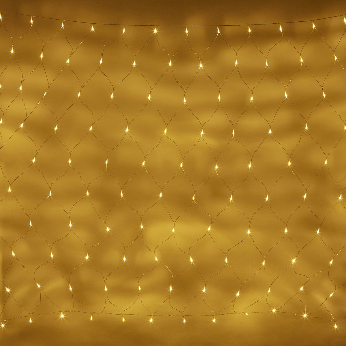 Warmweiß leuchtendes LED Lichternetz vor goldfarbenem Hintergrund