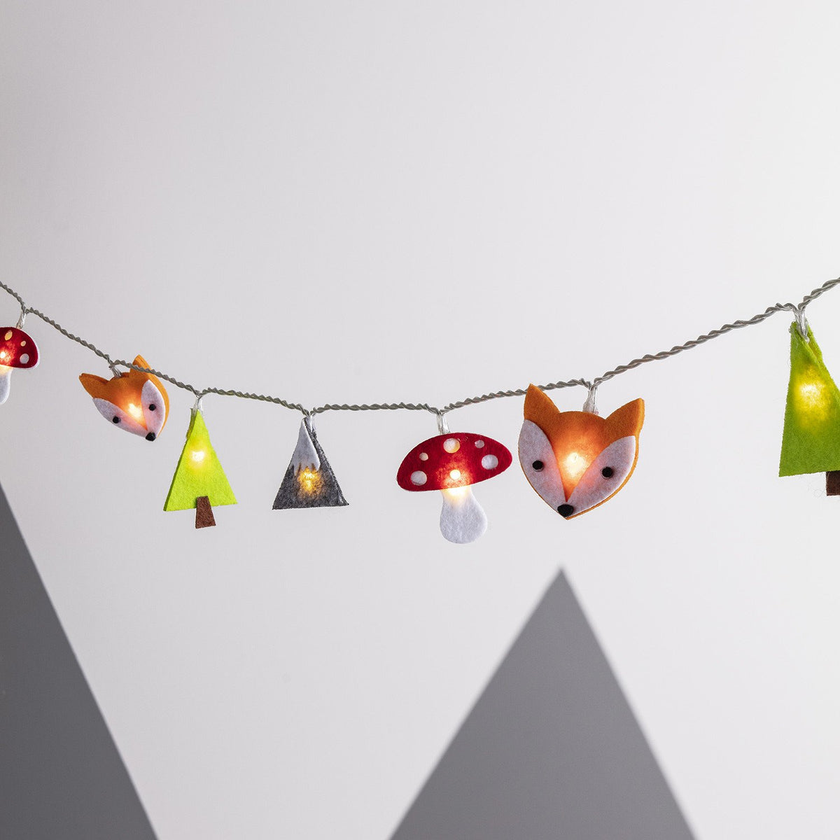 Kinder-Lichterkette mit Filzfiguren Fuchs, Baum, Berg und Fliegenpilz an durchsichtigem Kabel