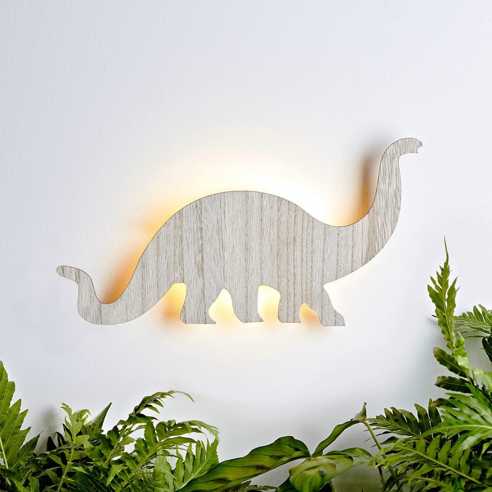Holz Wandlampe in Form eines Diplodocus mit warmweißer Beleuchtung an der Wand
