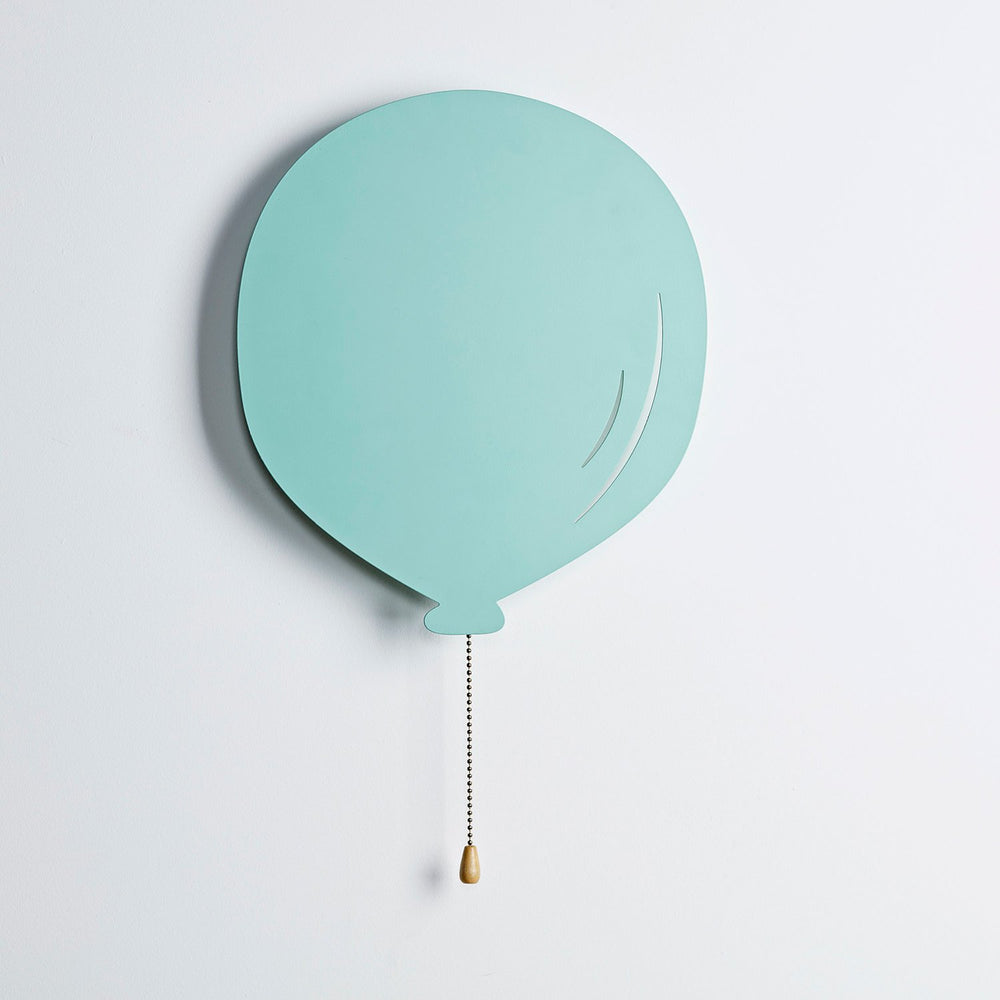 Luftballon Wandleuchte für Kinderzimmer an weißer Wand.