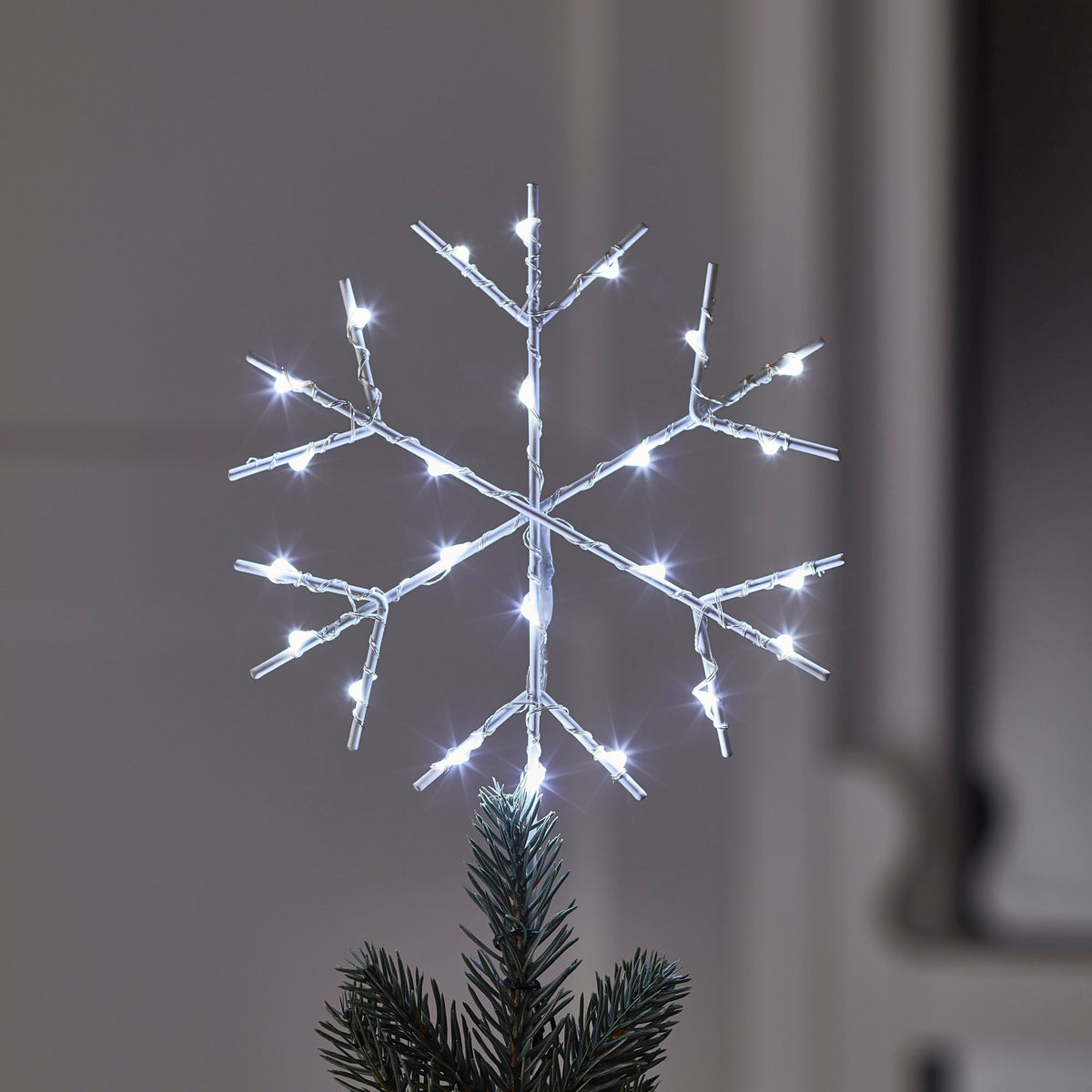Weiße LED-Schneeflocke mit 24 LEDs leuchtet hell auf dunklem Hintergrund