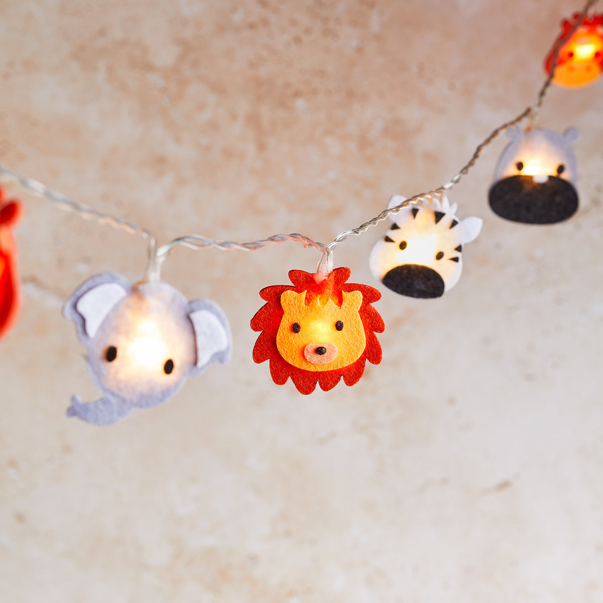 Lichterkette mit Safari-Filzfiguren Löwe, Elefant, Zebra und Nashorn mit warmweißen LEDs