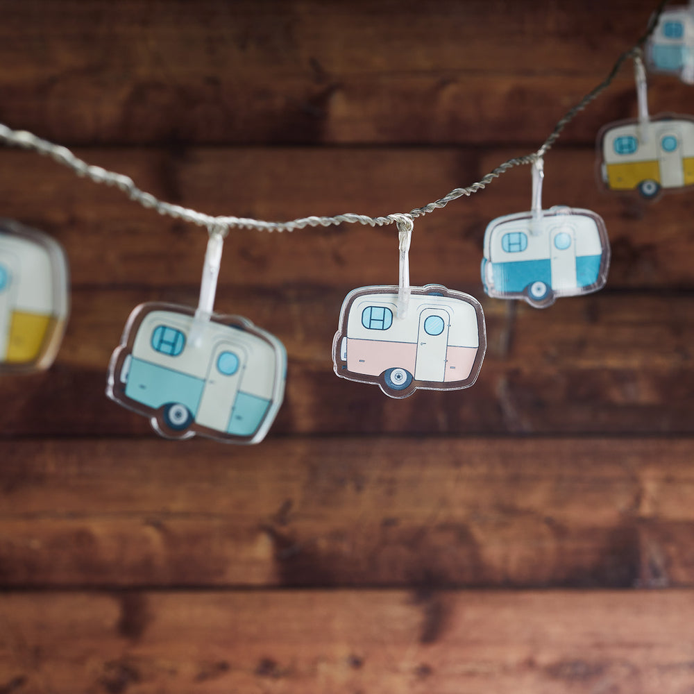 Nahaufnahme der Retro-Campingwagen Lichterkette mit Acrylanhängern in Pastellfarben ohne Beleuchtung