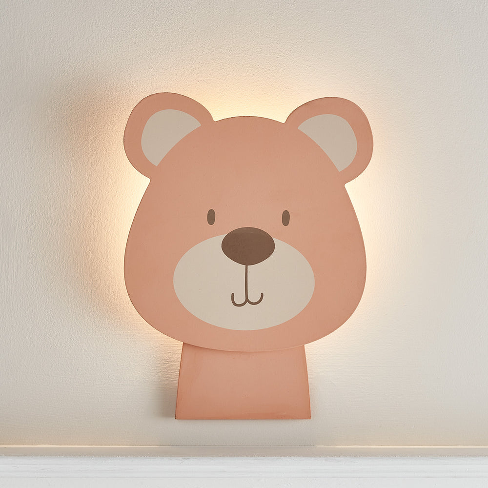 Beleuchtete Bären-Wandlampe aus Holz mit warmweißen LEDs an Wand
