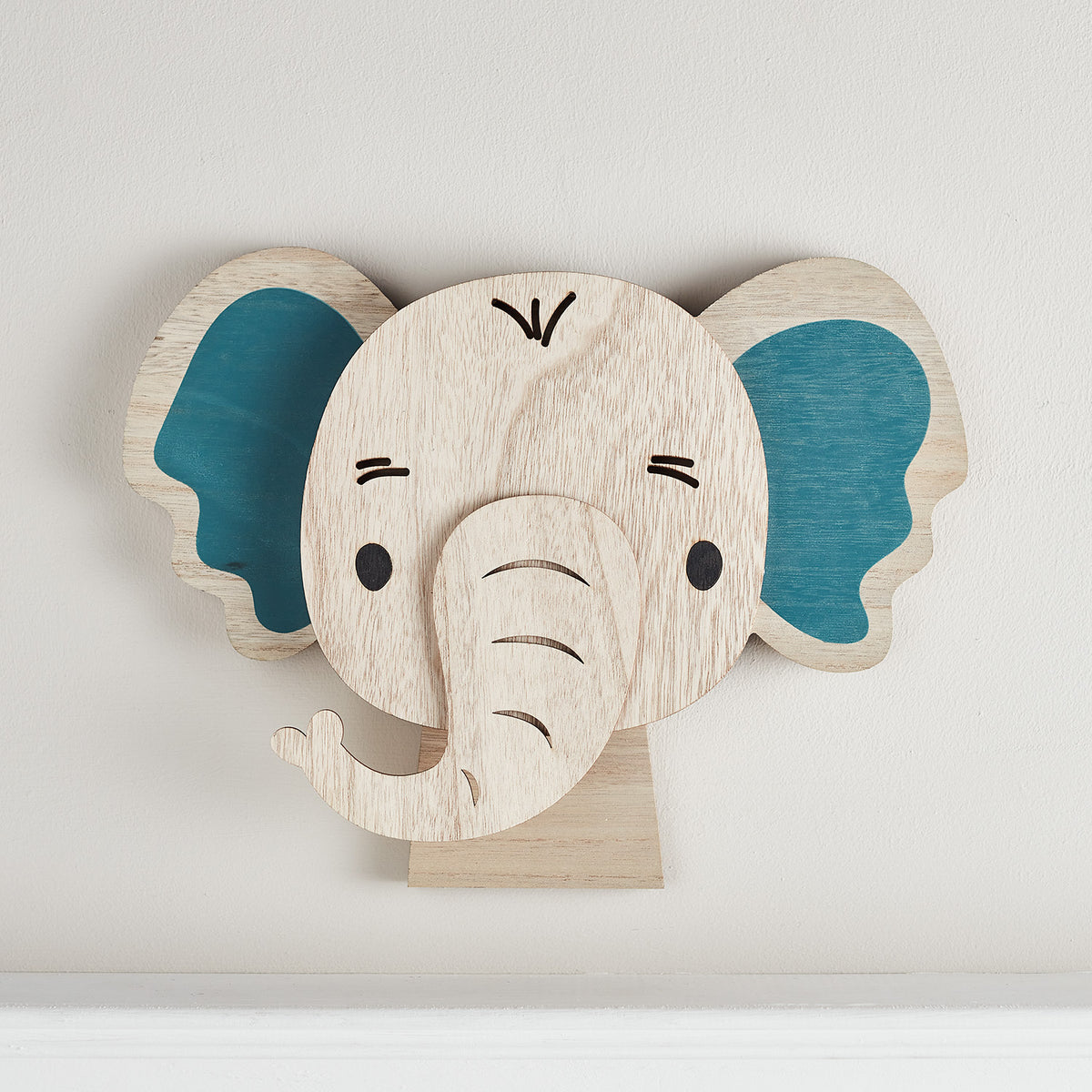Elefanten Wandlampe aus Holz ohne Beleuchtung mit blauen Ohren an der Wand