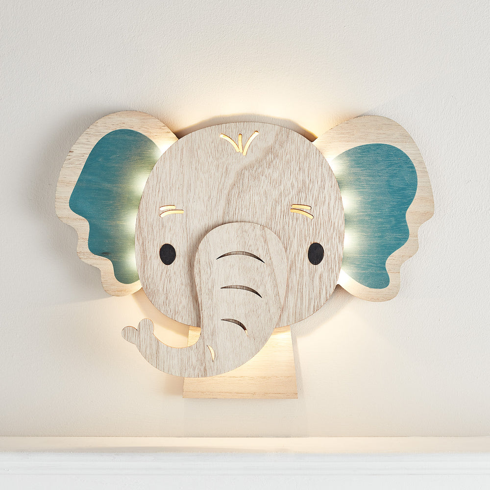 Elefanten Wandlampe aus Holz mit warmweißen LEDs an der Wand beleuchtet