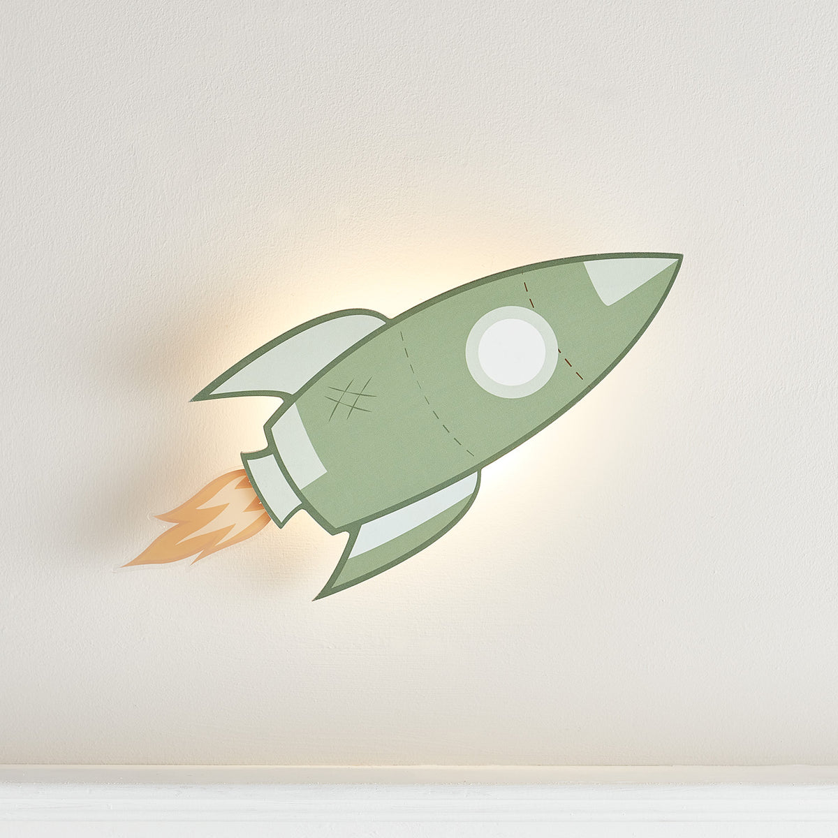 Grüne Raketen-Wandlampe aus Holz mit warmweißem LED-Licht an weißer Wand