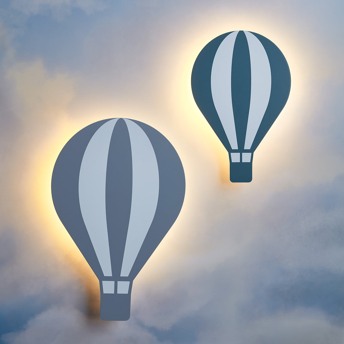 Heißluftballon-Wandlampen in Grau und Grün mit eingeschaltetem warmem LED-Licht an Wolkenwand