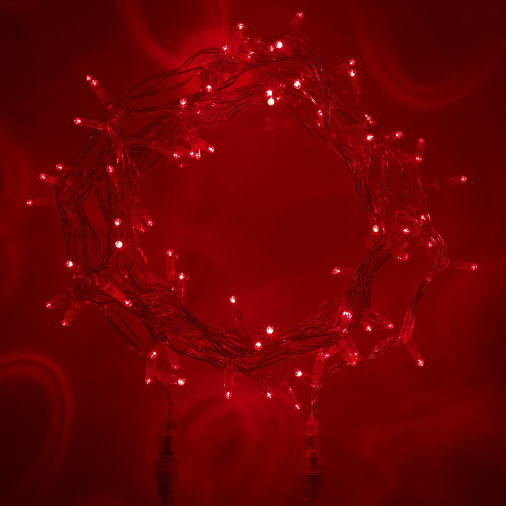 Rote LED-Lichterkette mit transparentem Kabel leuchtend im dunklen Hintergrund