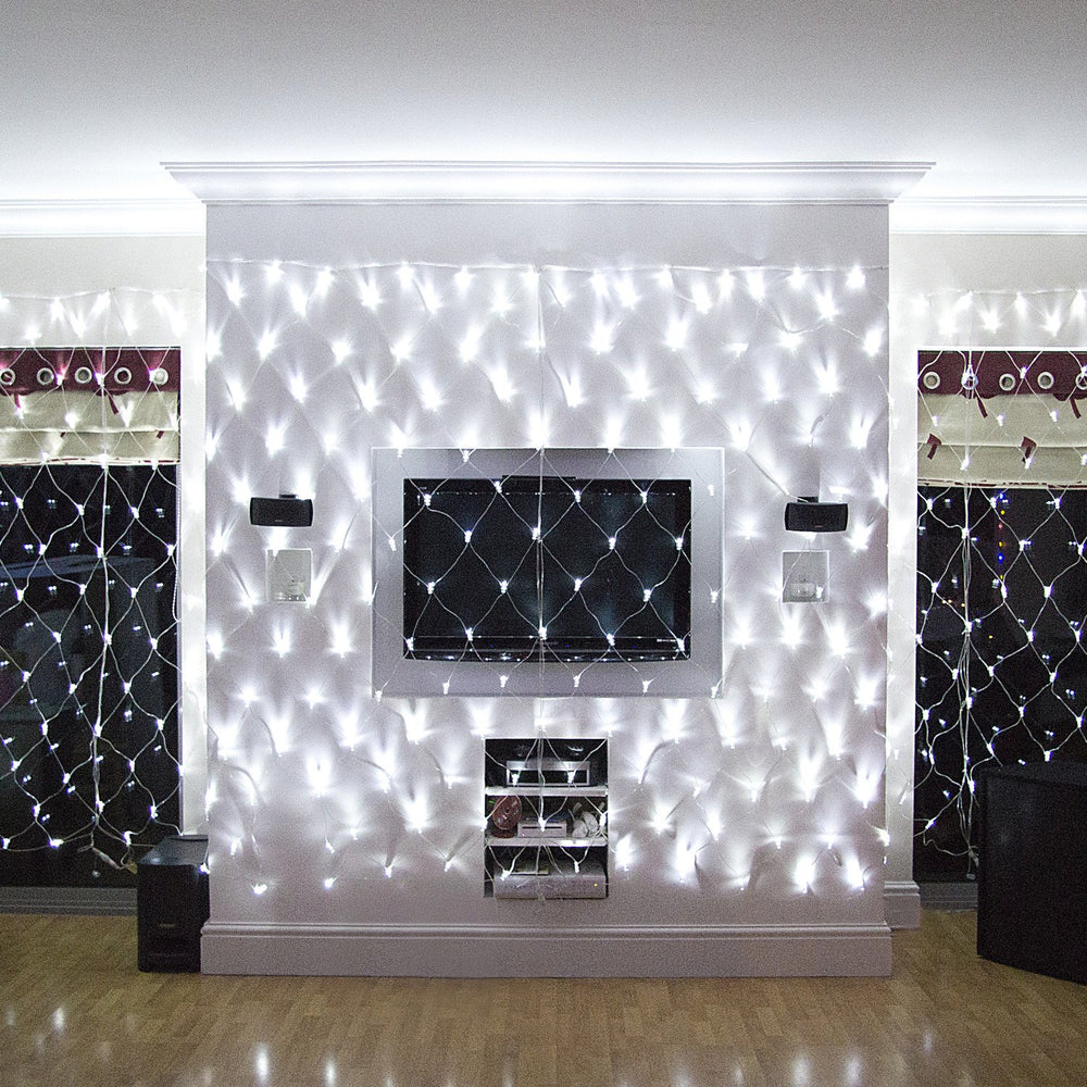 Großes weißes LED-Lichternetz beleuchtet Wand mit Fernseher und Lautsprechern