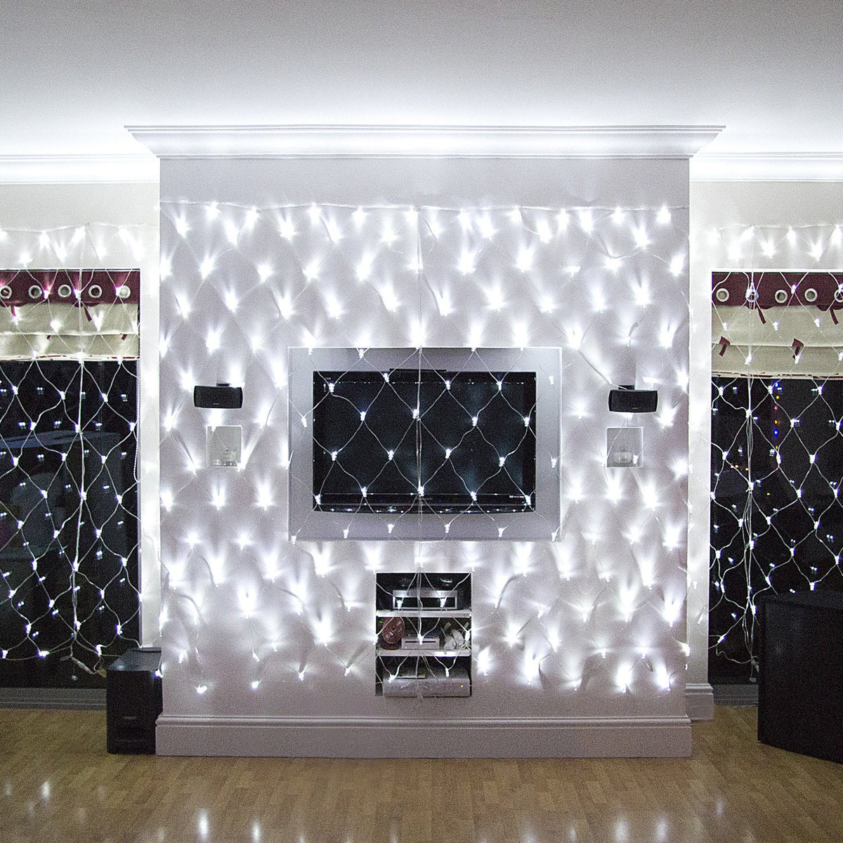 Großes weißes LED-Lichternetz beleuchtet Wand mit Fernseher und Lautsprechern