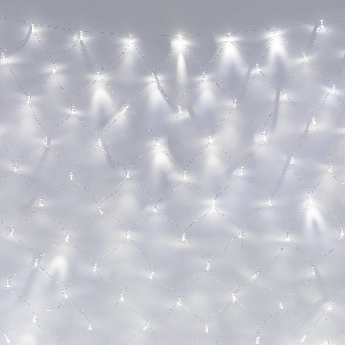 Nahaufnahme von weißem LED Lichternetz mit leuchtenden LEDs auf weißem Hintergrund
