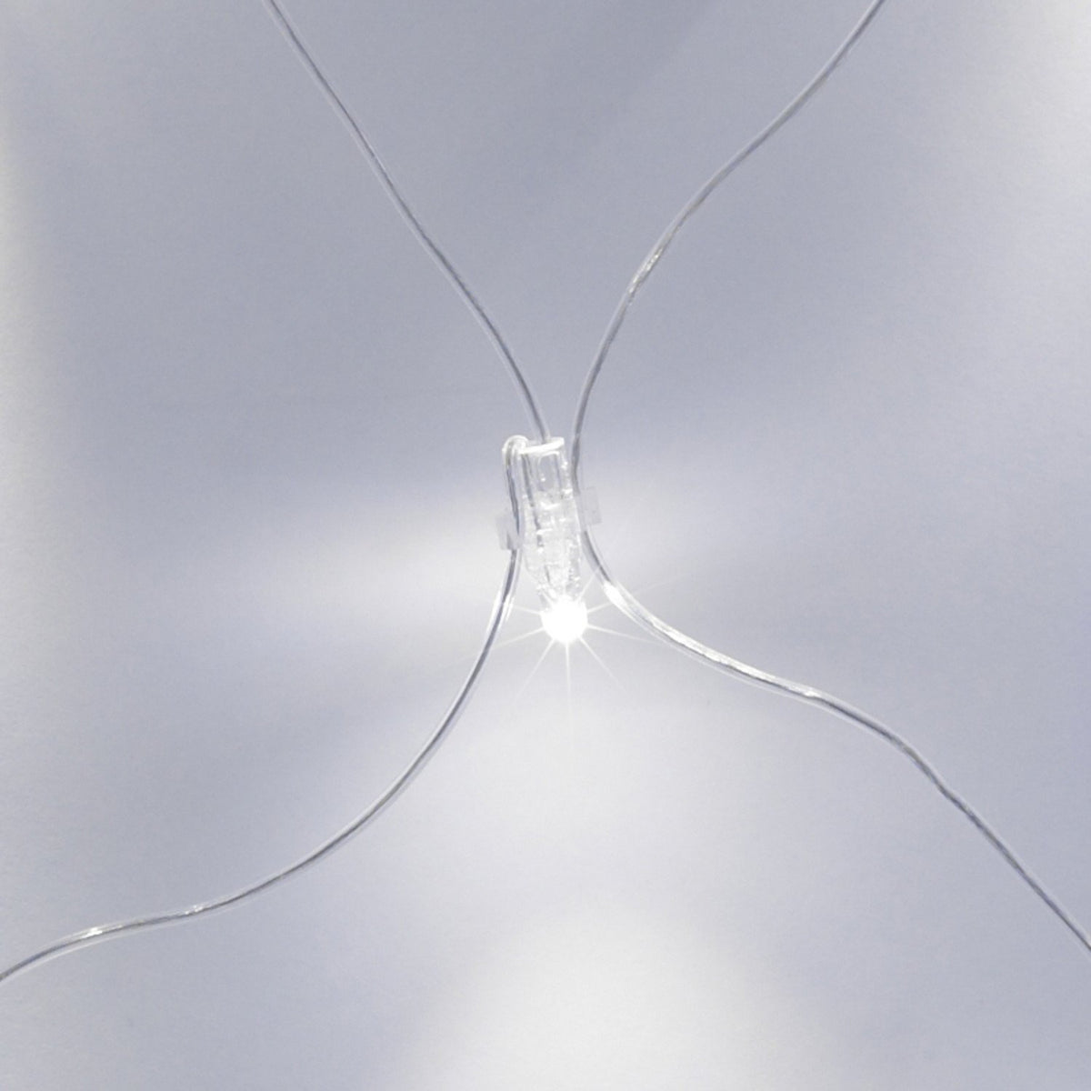 Nahaufnahme von weißen LED-Lichtern und transparenten Kabeln eines Lichternetzes