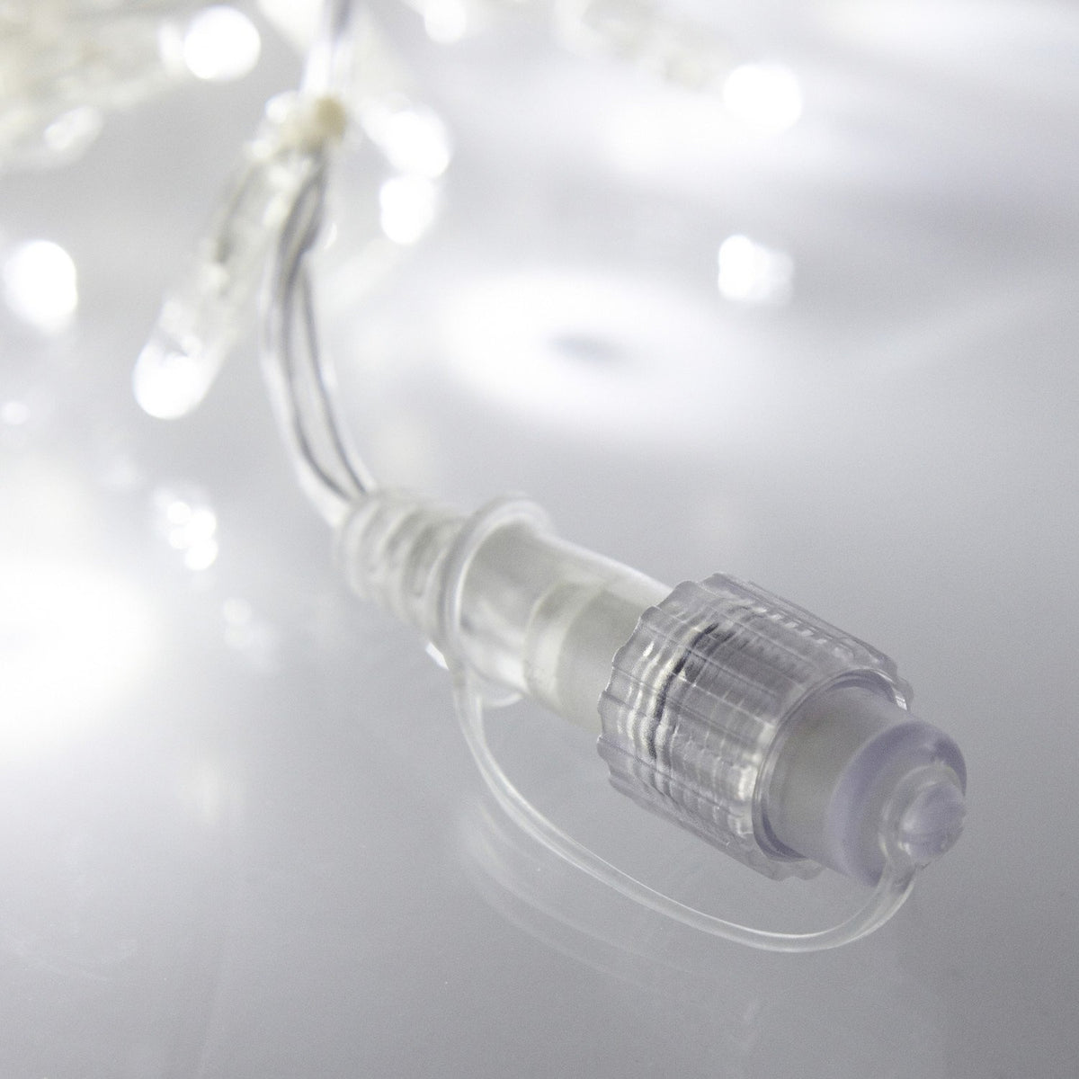 Nahaufnahme von LED Lichternetz mit transparenten Kabeln und leuchtenden LEDs