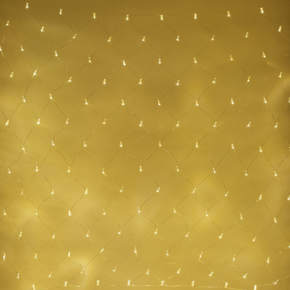 Warmweiße LED Lichternetze mit transparentem Kabel vor gelbem Hintergrund