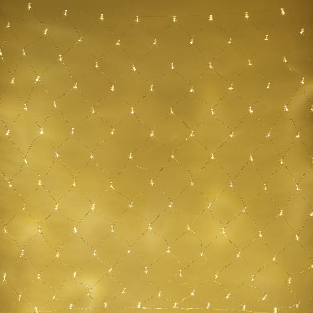 Warmweiße LED Lichterkette in Netzform mit transparentem Kabel vor gelbem Hintergrund