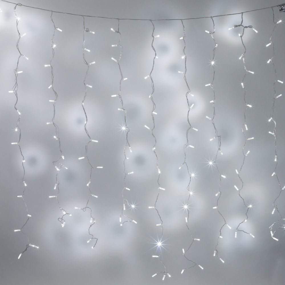 Weißer LED-Lichtervorhang mit transparentem Kabel vor grauem Hintergrund
