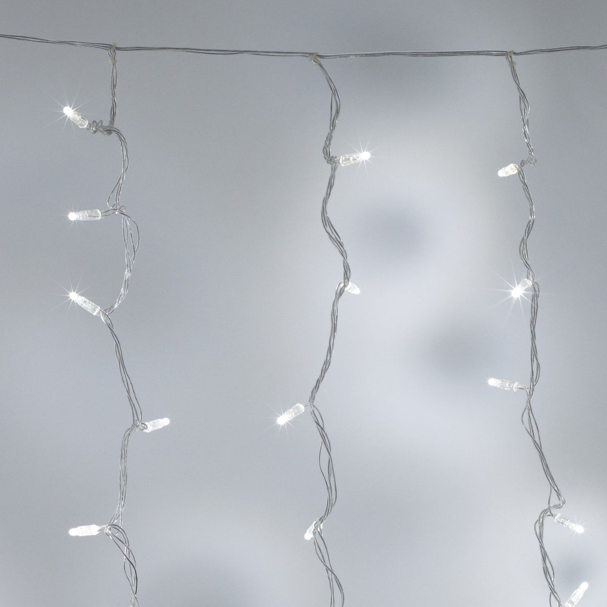 Nahaufnahme von weißen LED-Lichtern an transparentem Kabel