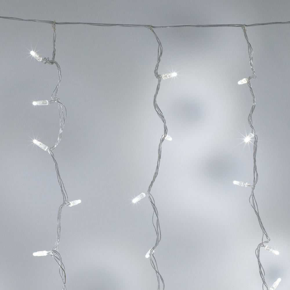 Nahaufnahme von weißen LED-Lichtern an transparentem Kabel