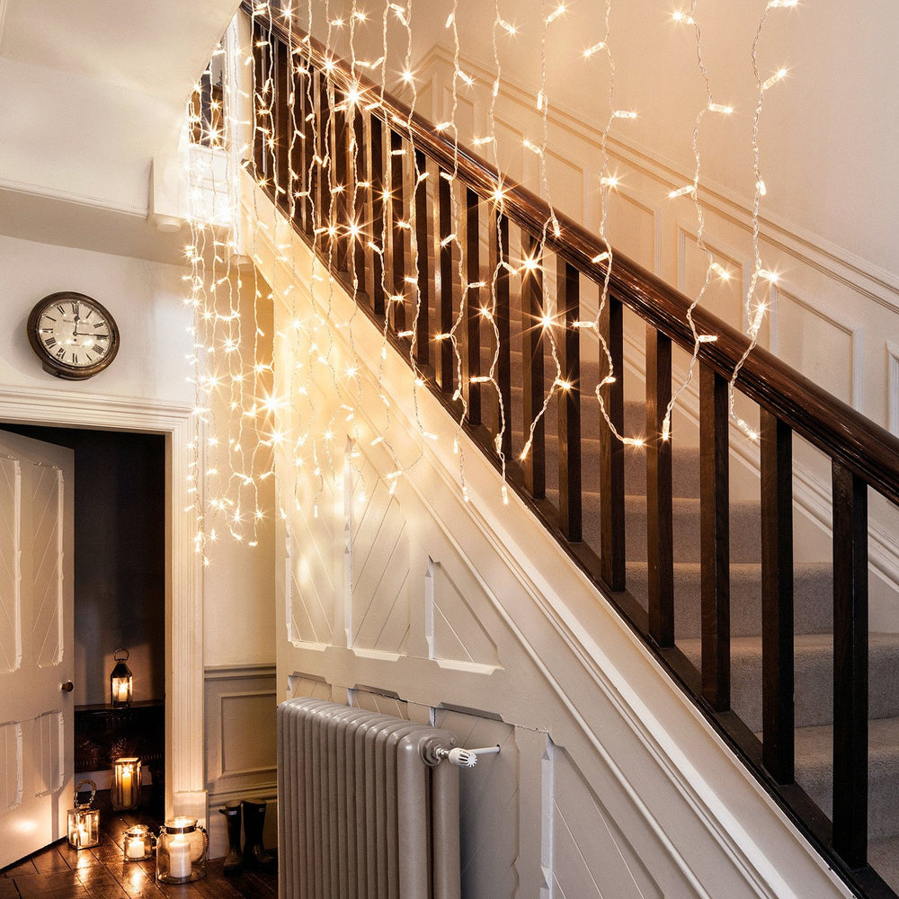 Lichtervorhang mit warmweißen LEDs dekorativ an einer Treppe im Haus angebracht
