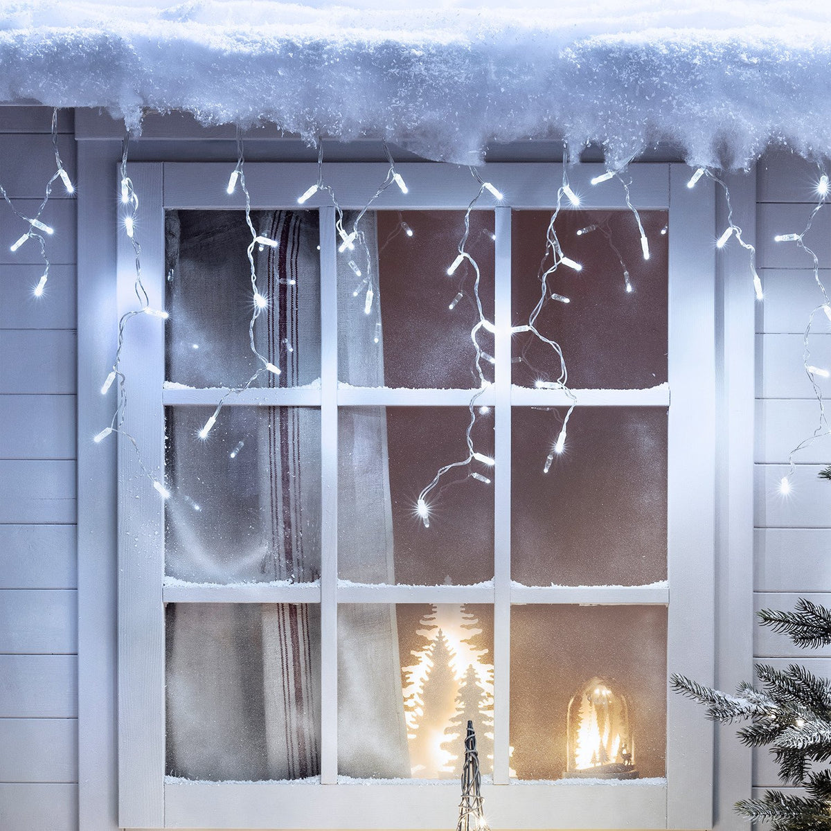 Transparente Steckverbindung der Eiszapfen Lichterkette mit weißen LEDs auf hellem Hintergrund
